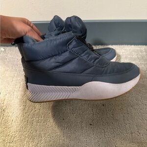 Sorel Blue and White Winter Rain Boots with High Ankle Padding